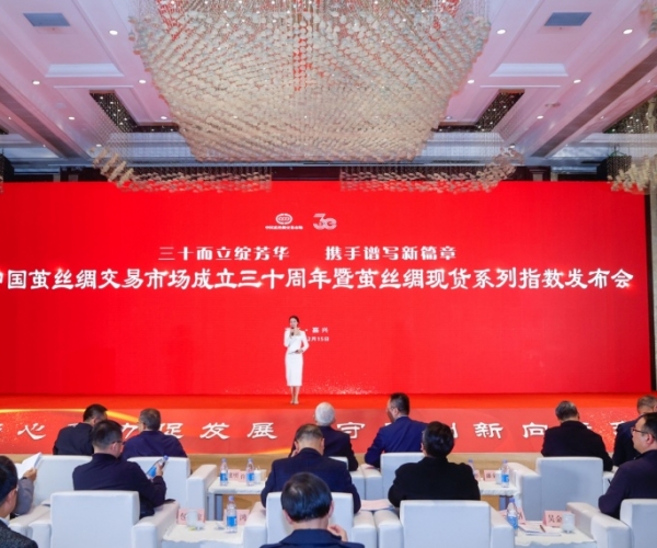 ��ʮ�������ഺ Я�ַܽ�����ƪ �����й���˿���г�����30��������߼�˿���ֻ�ϵ��ָ���䲼��Բ������